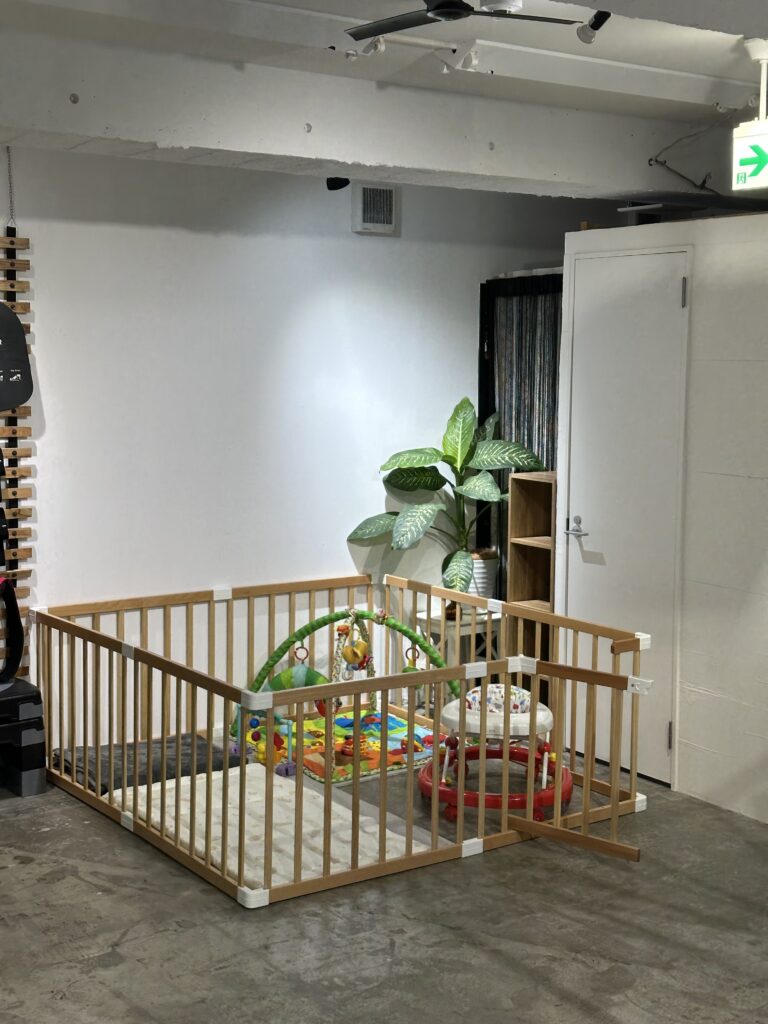 立川のパーソナルジムWAFFLE GYMに新設された赤ちゃん専用スペース。木製サークルの中にプレイマットや歩行器、おもちゃがあり、安全に赤ちゃんが過ごせる環境が整っている
